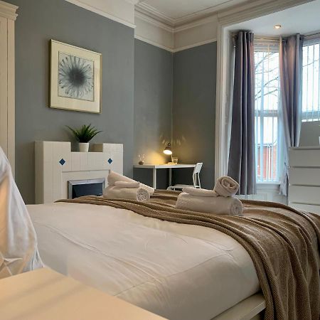 Somerford Place - 6 Beds - Sleeps 12 - Parks 2-3 Cars/Vans Willenhall 外观 照片