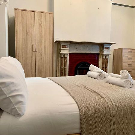 Somerford Place - 6 Beds - Sleeps 12 - Parks 2-3 Cars/Vans Willenhall 外观 照片