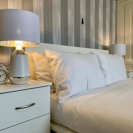 Somerford Place - 6 Beds - Sleeps 12 - Parks 2-3 Cars/Vans Willenhall 外观 照片