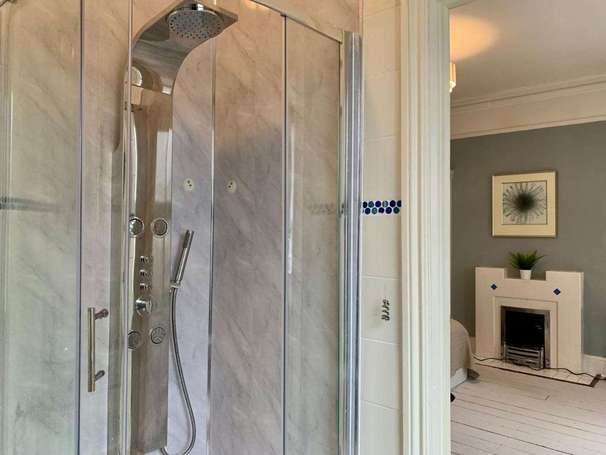 Somerford Place - 6 Beds - Sleeps 12 - Parks 2-3 Cars/Vans Willenhall 外观 照片