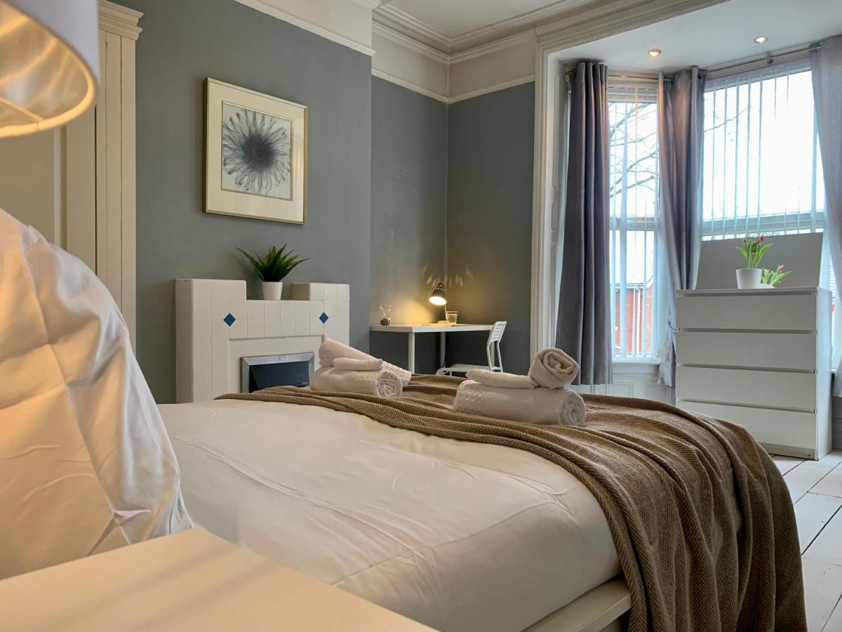 Somerford Place - 6 Beds - Sleeps 12 - Parks 2-3 Cars/Vans Willenhall 外观 照片