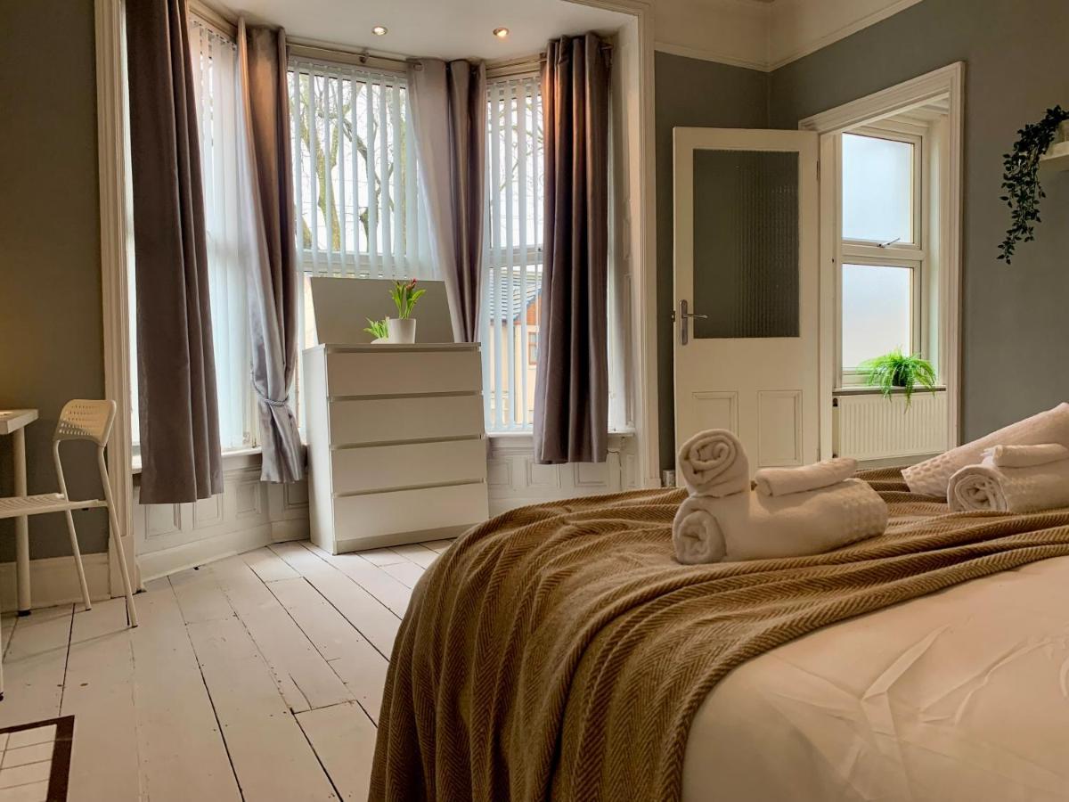 Somerford Place - 6 Beds - Sleeps 12 - Parks 2-3 Cars/Vans Willenhall 外观 照片