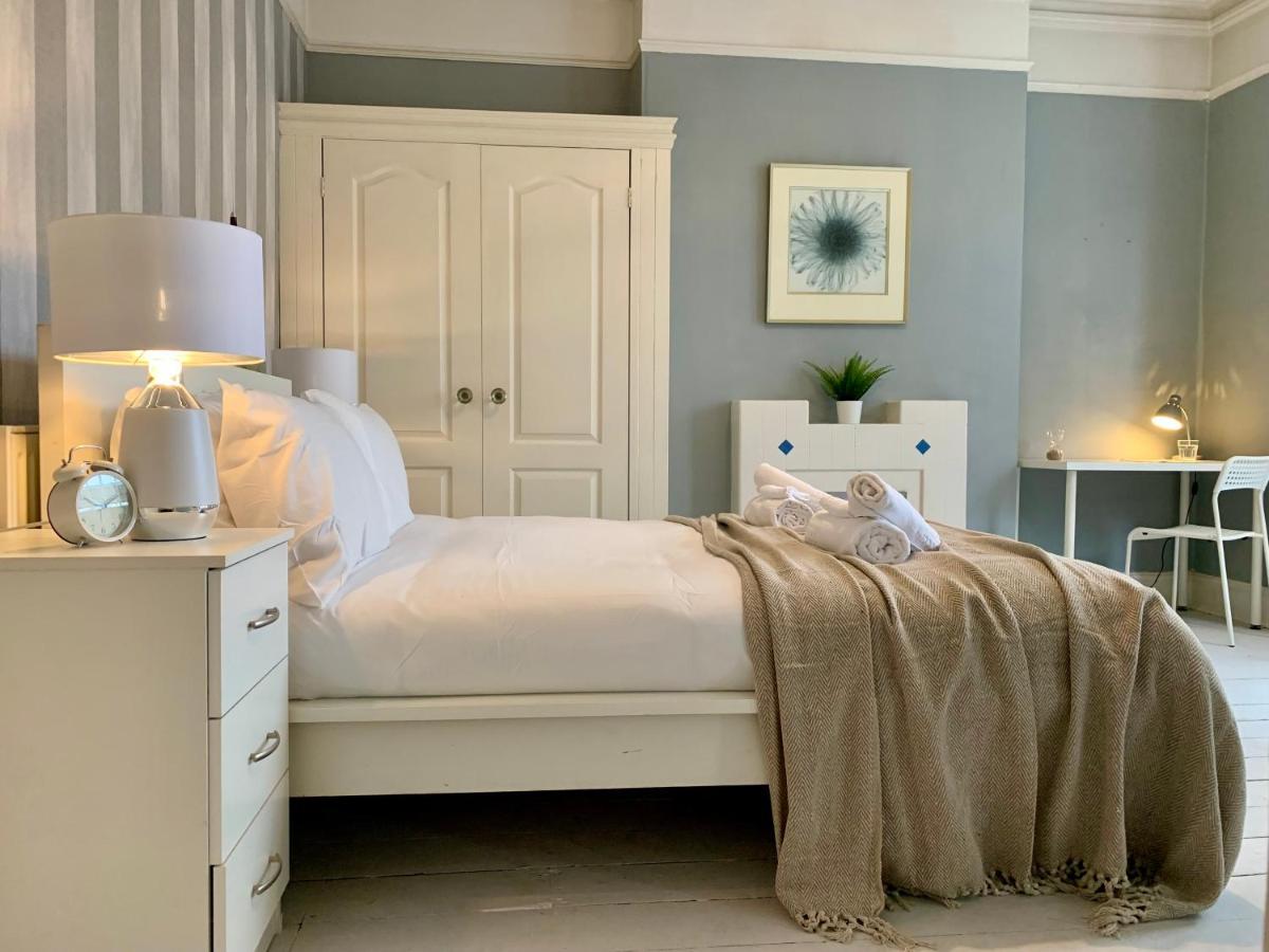 Somerford Place - 6 Beds - Sleeps 12 - Parks 2-3 Cars/Vans Willenhall 外观 照片