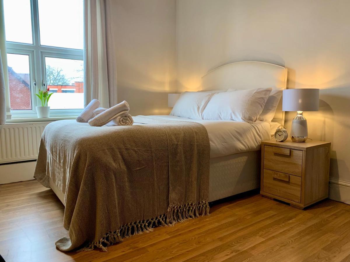 Somerford Place - 6 Beds - Sleeps 12 - Parks 2-3 Cars/Vans Willenhall 外观 照片