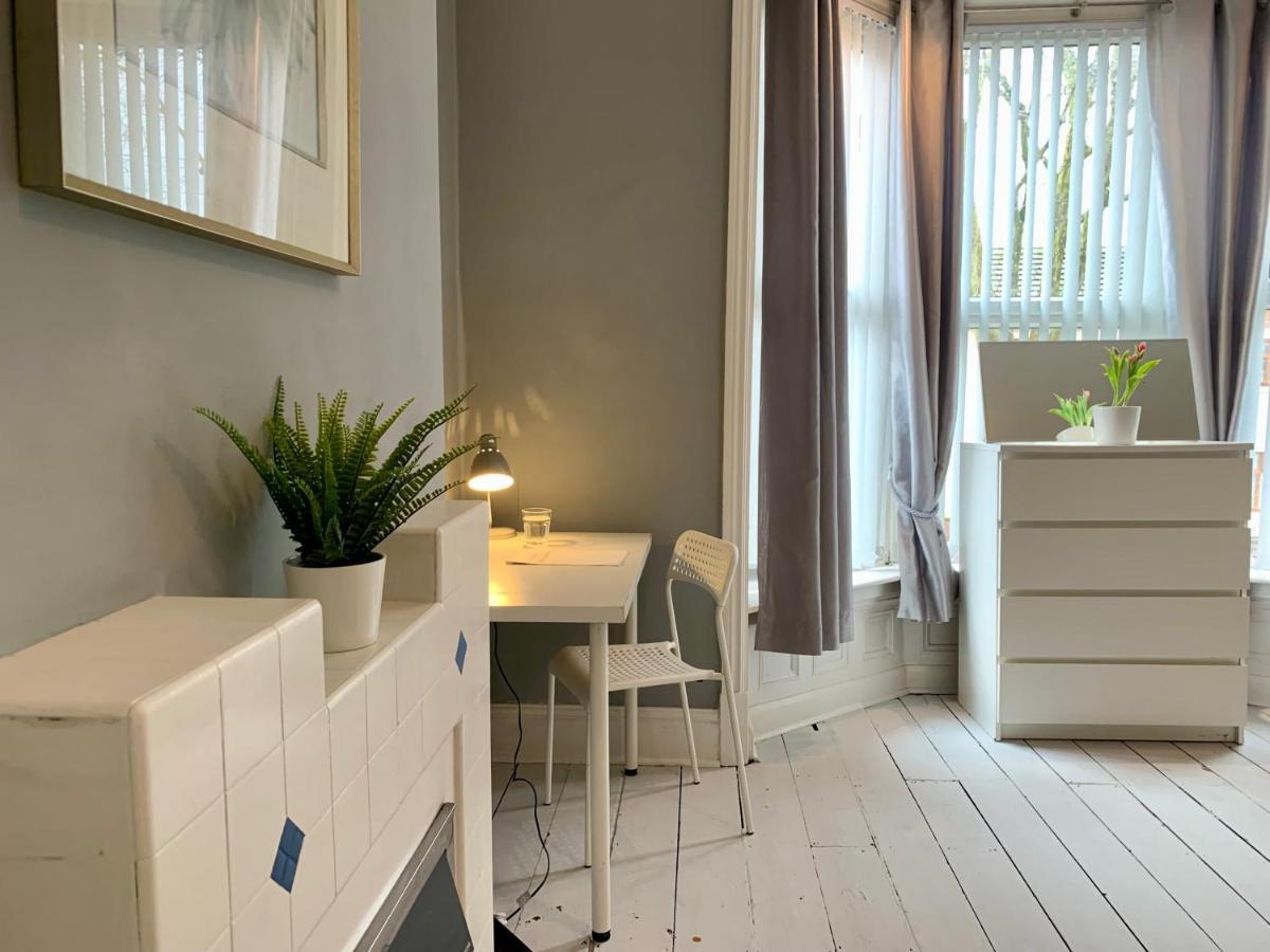 Somerford Place - 6 Beds - Sleeps 12 - Parks 2-3 Cars/Vans Willenhall 外观 照片