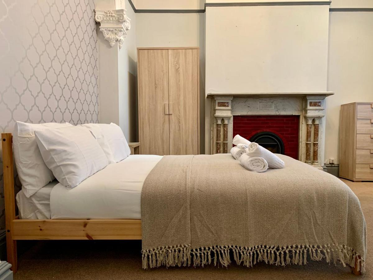 Somerford Place - 6 Beds - Sleeps 12 - Parks 2-3 Cars/Vans Willenhall 外观 照片
