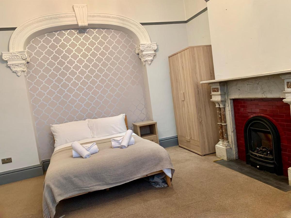 Somerford Place - 6 Beds - Sleeps 12 - Parks 2-3 Cars/Vans Willenhall 外观 照片