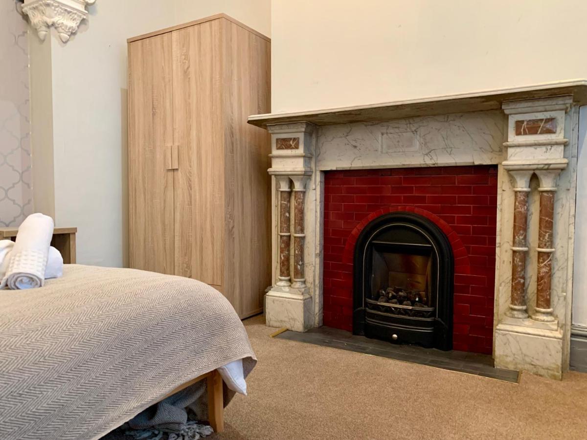 Somerford Place - 6 Beds - Sleeps 12 - Parks 2-3 Cars/Vans Willenhall 外观 照片