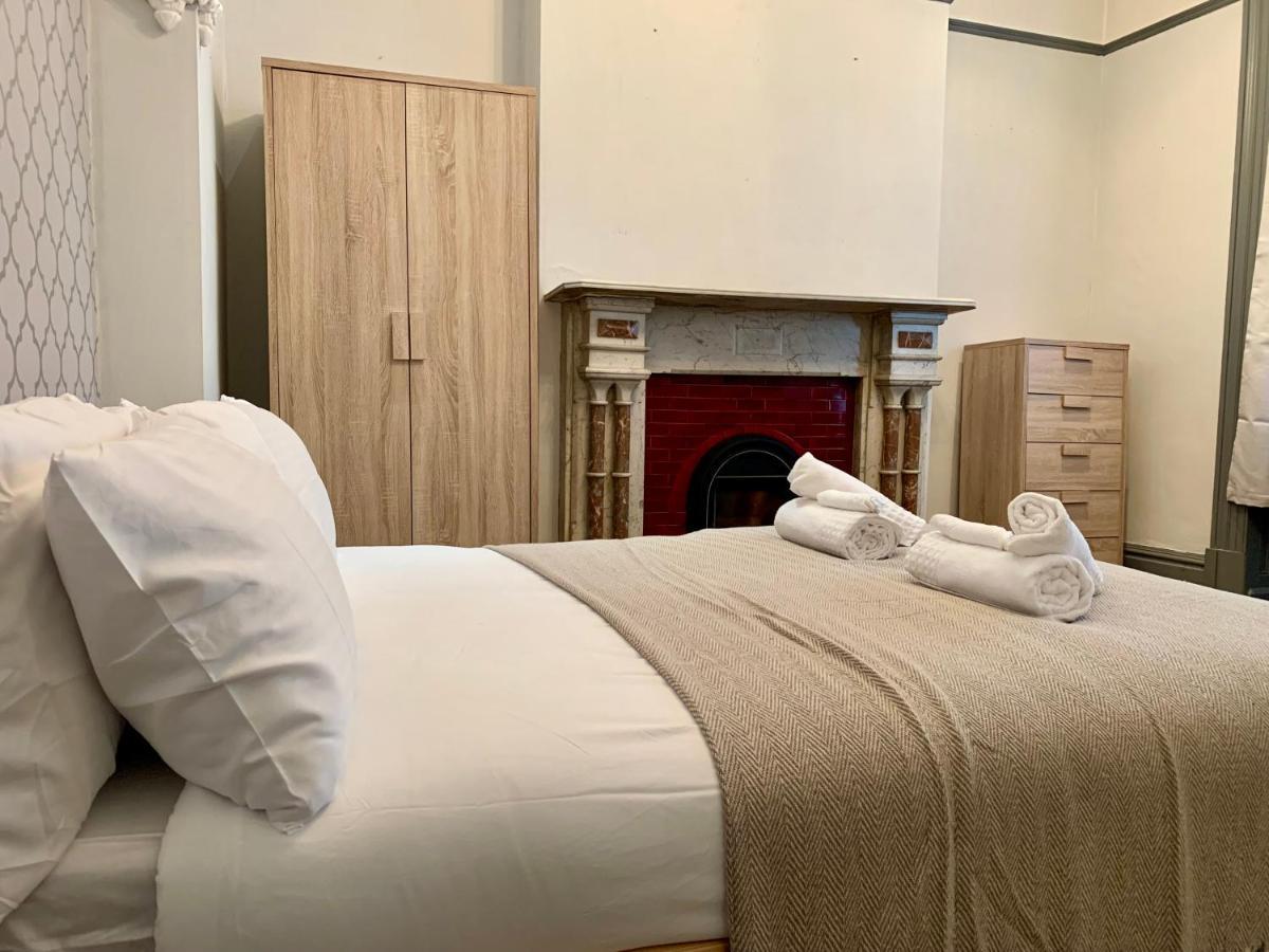 Somerford Place - 6 Beds - Sleeps 12 - Parks 2-3 Cars/Vans Willenhall 外观 照片