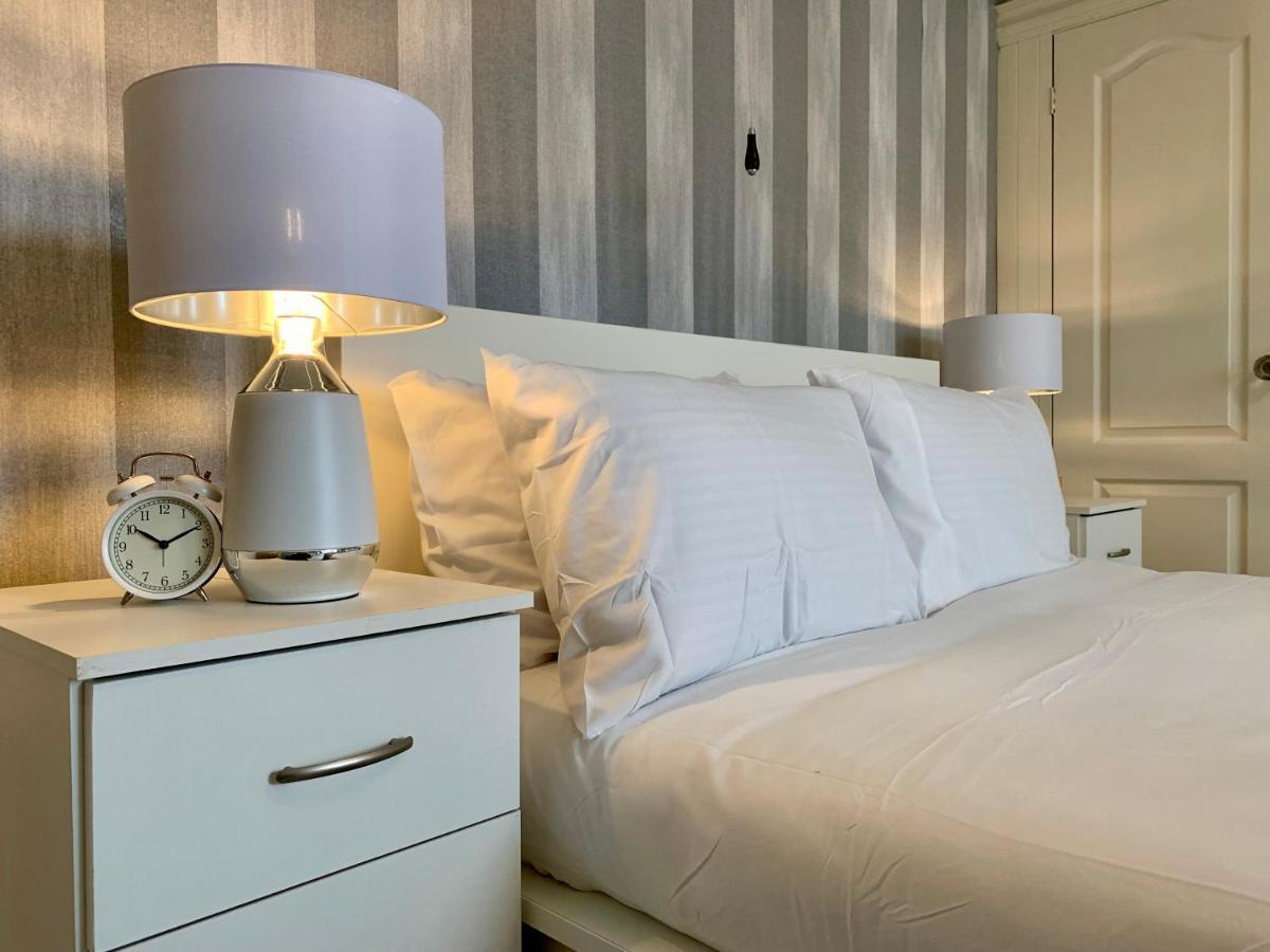 Somerford Place - 6 Beds - Sleeps 12 - Parks 2-3 Cars/Vans Willenhall 外观 照片