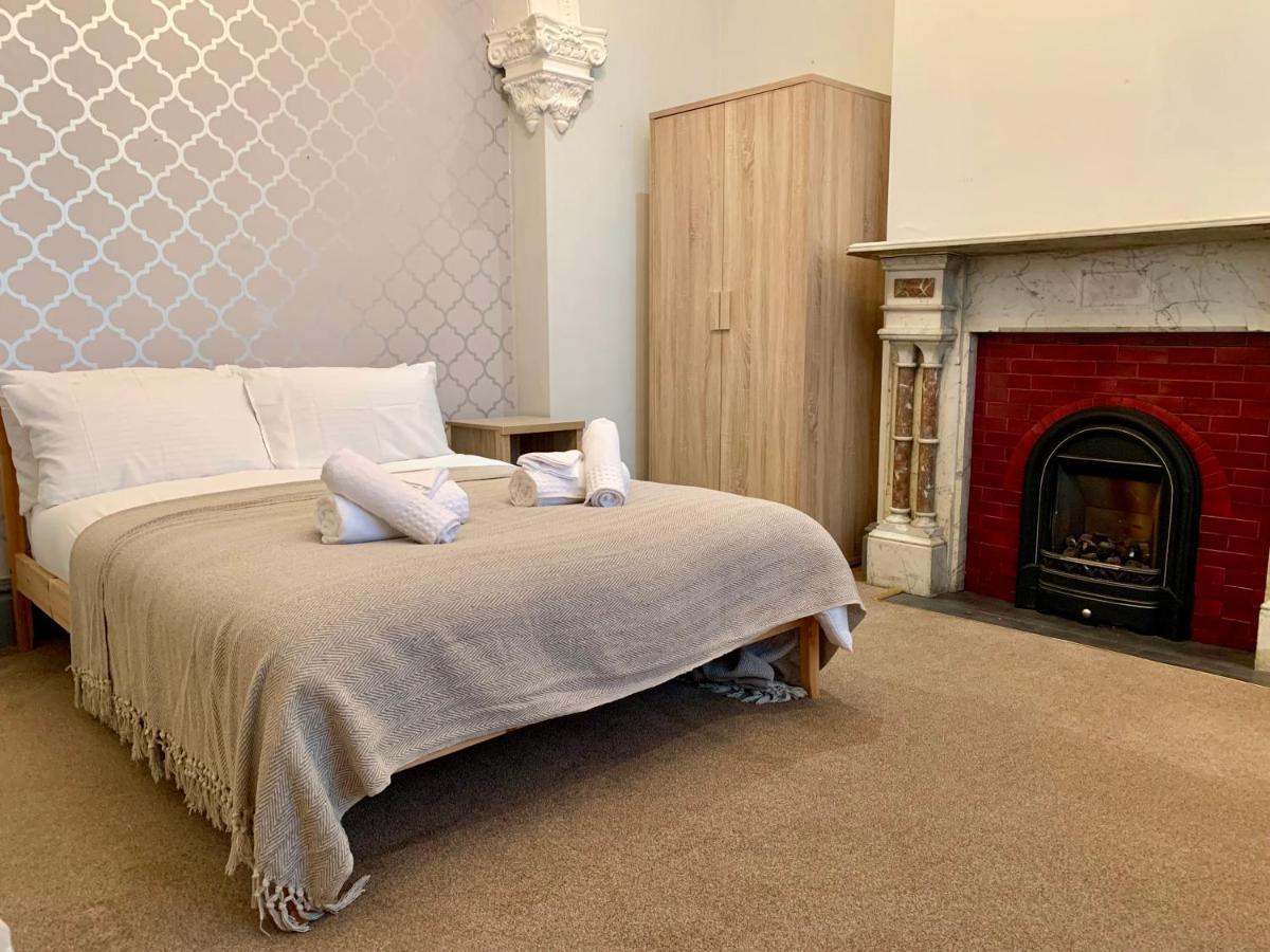 Somerford Place - 6 Beds - Sleeps 12 - Parks 2-3 Cars/Vans Willenhall 外观 照片