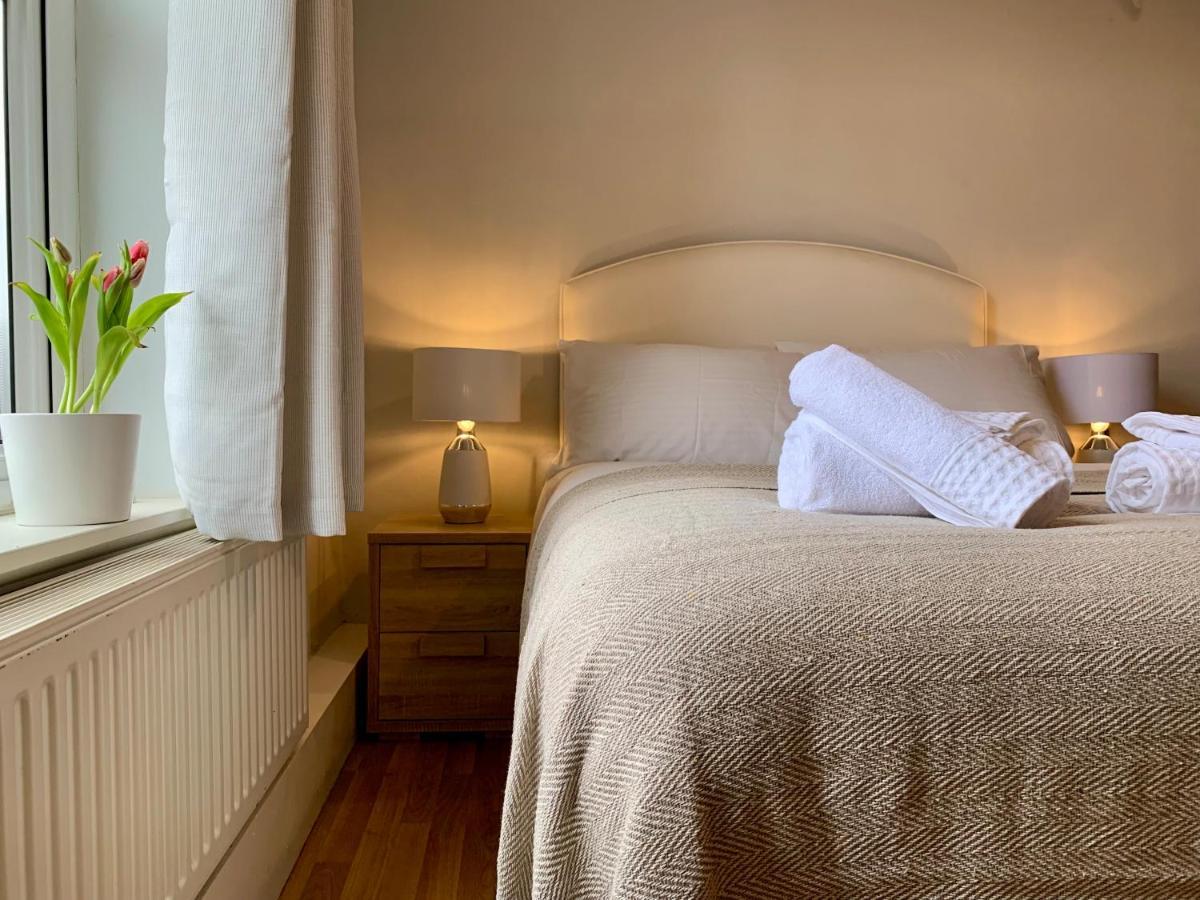 Somerford Place - 6 Beds - Sleeps 12 - Parks 2-3 Cars/Vans Willenhall 外观 照片