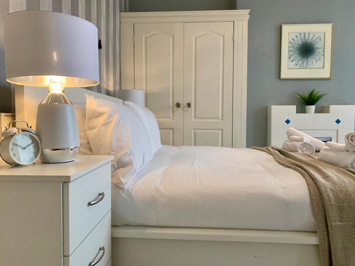 Somerford Place - 6 Beds - Sleeps 12 - Parks 2-3 Cars/Vans Willenhall 外观 照片