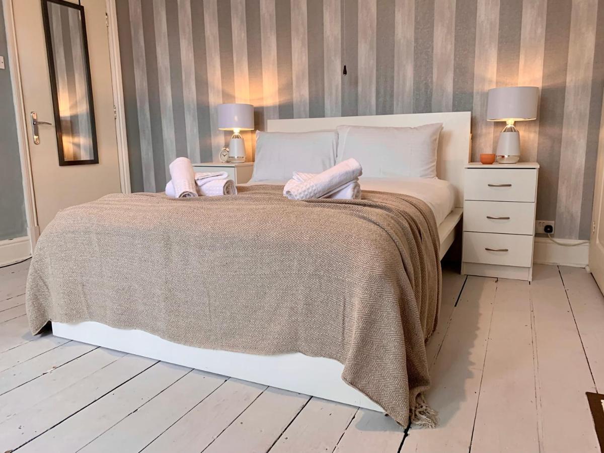 Somerford Place - 6 Beds - Sleeps 12 - Parks 2-3 Cars/Vans Willenhall 外观 照片