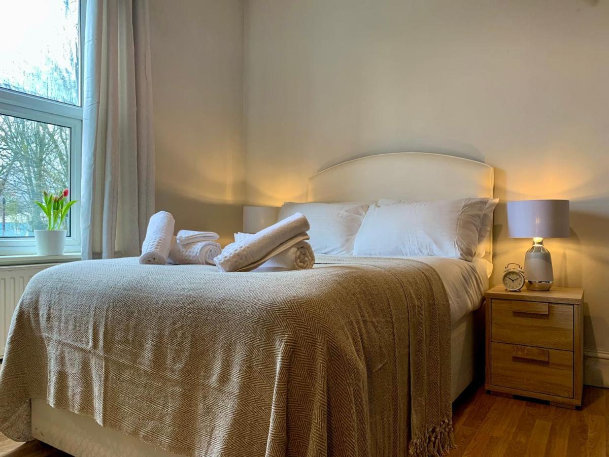 Somerford Place - 6 Beds - Sleeps 12 - Parks 2-3 Cars/Vans Willenhall 外观 照片