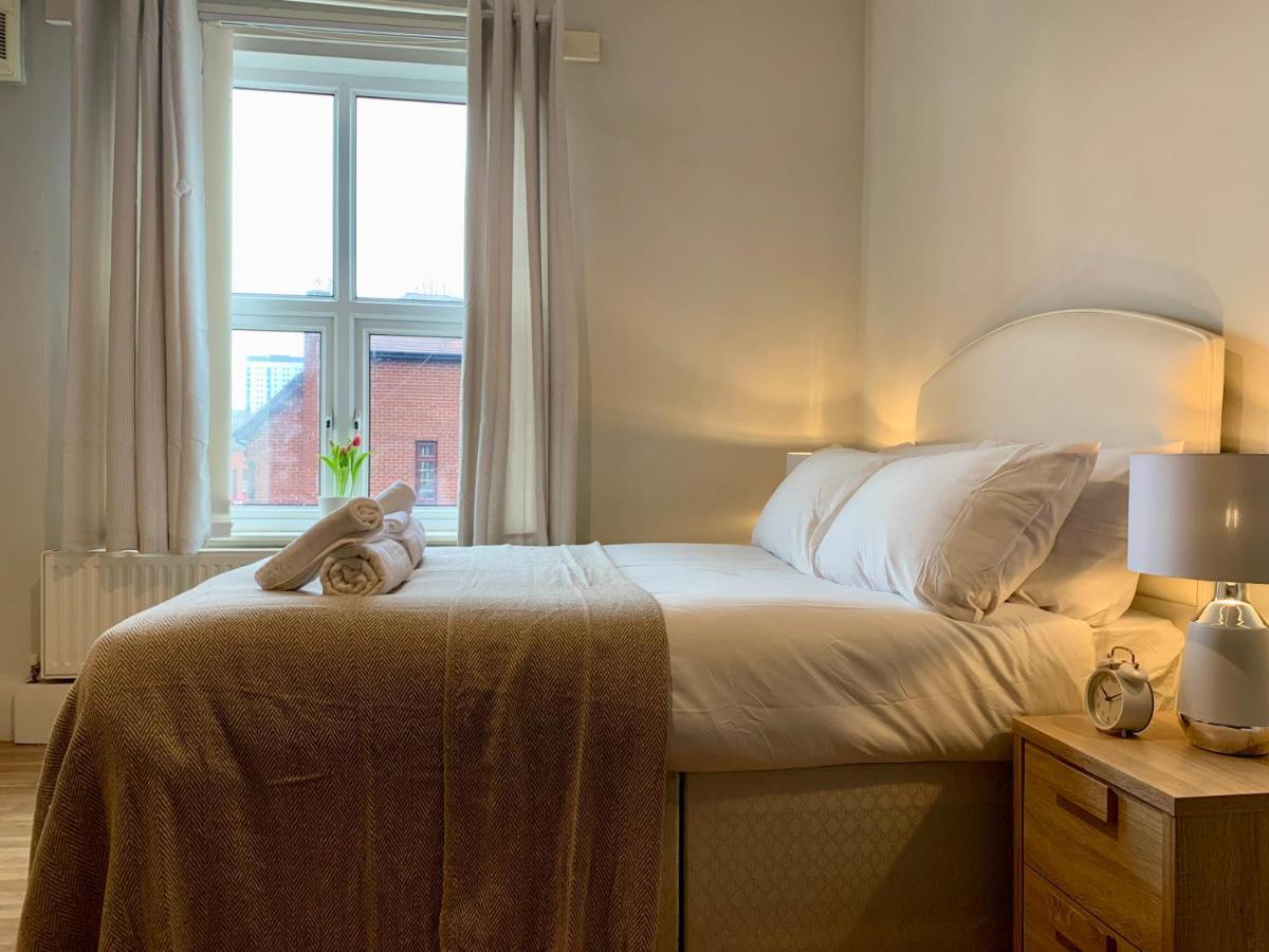 Somerford Place - 6 Beds - Sleeps 12 - Parks 2-3 Cars/Vans Willenhall 外观 照片