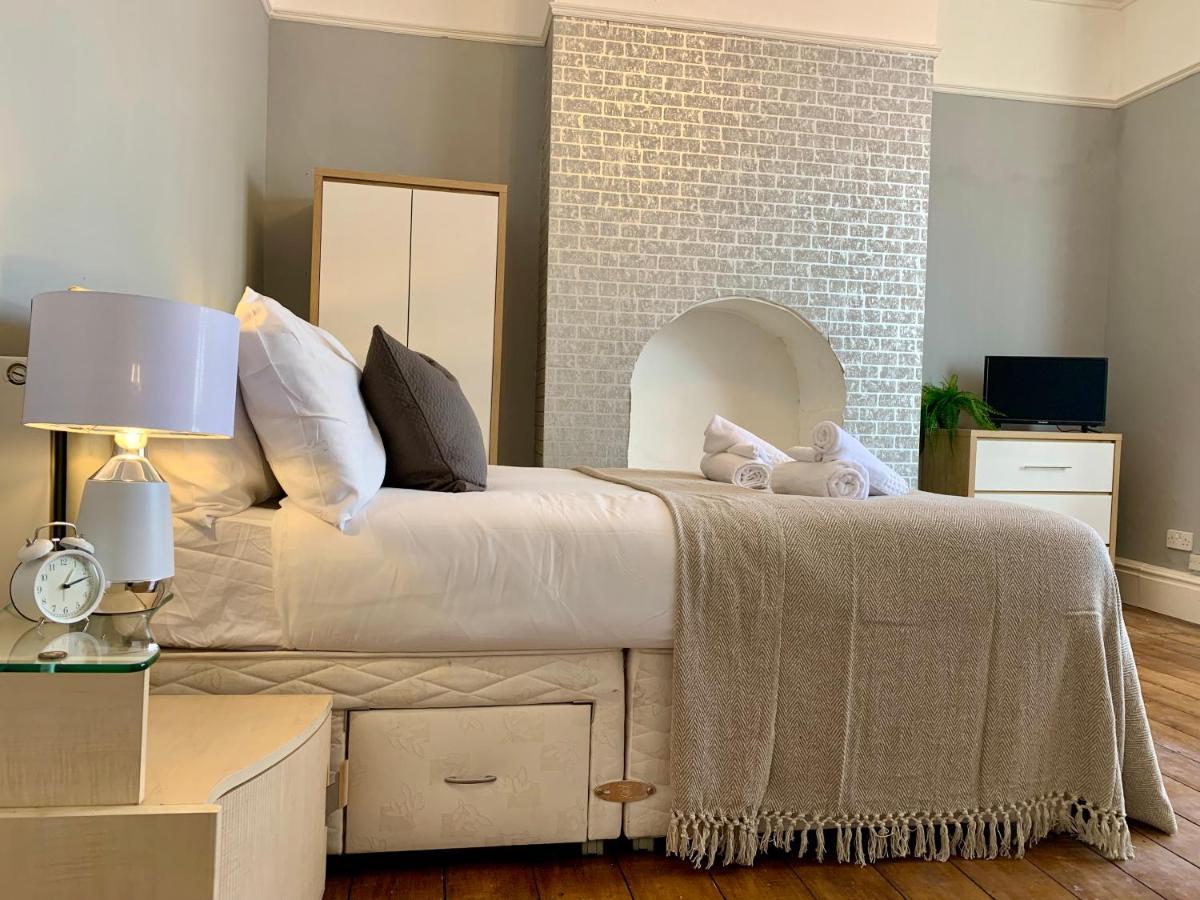 Somerford Place - 6 Beds - Sleeps 12 - Parks 2-3 Cars/Vans Willenhall 外观 照片