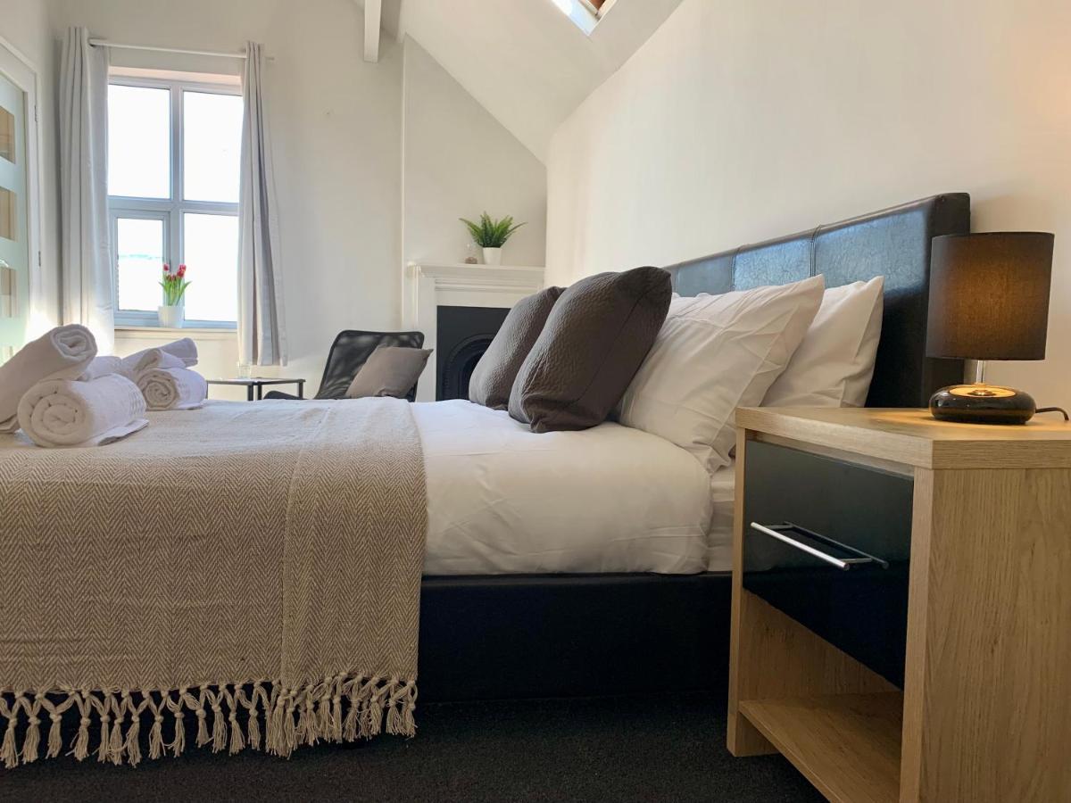 Somerford Place - 6 Beds - Sleeps 12 - Parks 2-3 Cars/Vans Willenhall 外观 照片