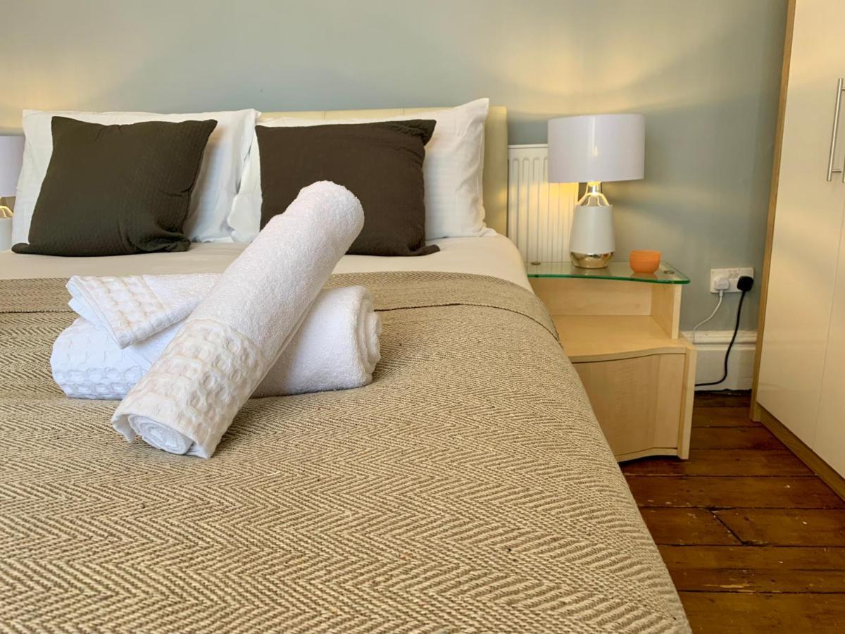 Somerford Place - 6 Beds - Sleeps 12 - Parks 2-3 Cars/Vans Willenhall 外观 照片