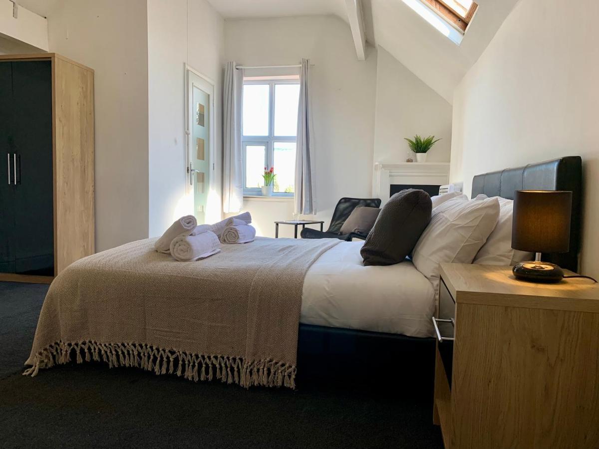 Somerford Place - 6 Beds - Sleeps 12 - Parks 2-3 Cars/Vans Willenhall 外观 照片