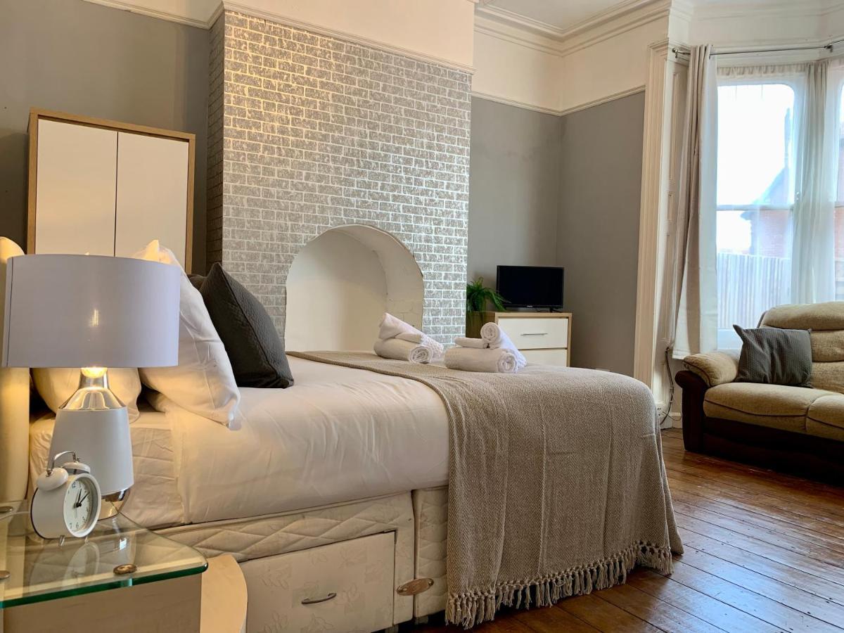 Somerford Place - 6 Beds - Sleeps 12 - Parks 2-3 Cars/Vans Willenhall 外观 照片