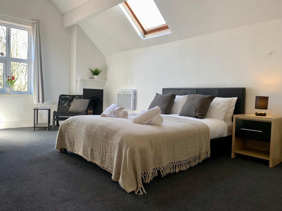 Somerford Place - 6 Beds - Sleeps 12 - Parks 2-3 Cars/Vans Willenhall 外观 照片