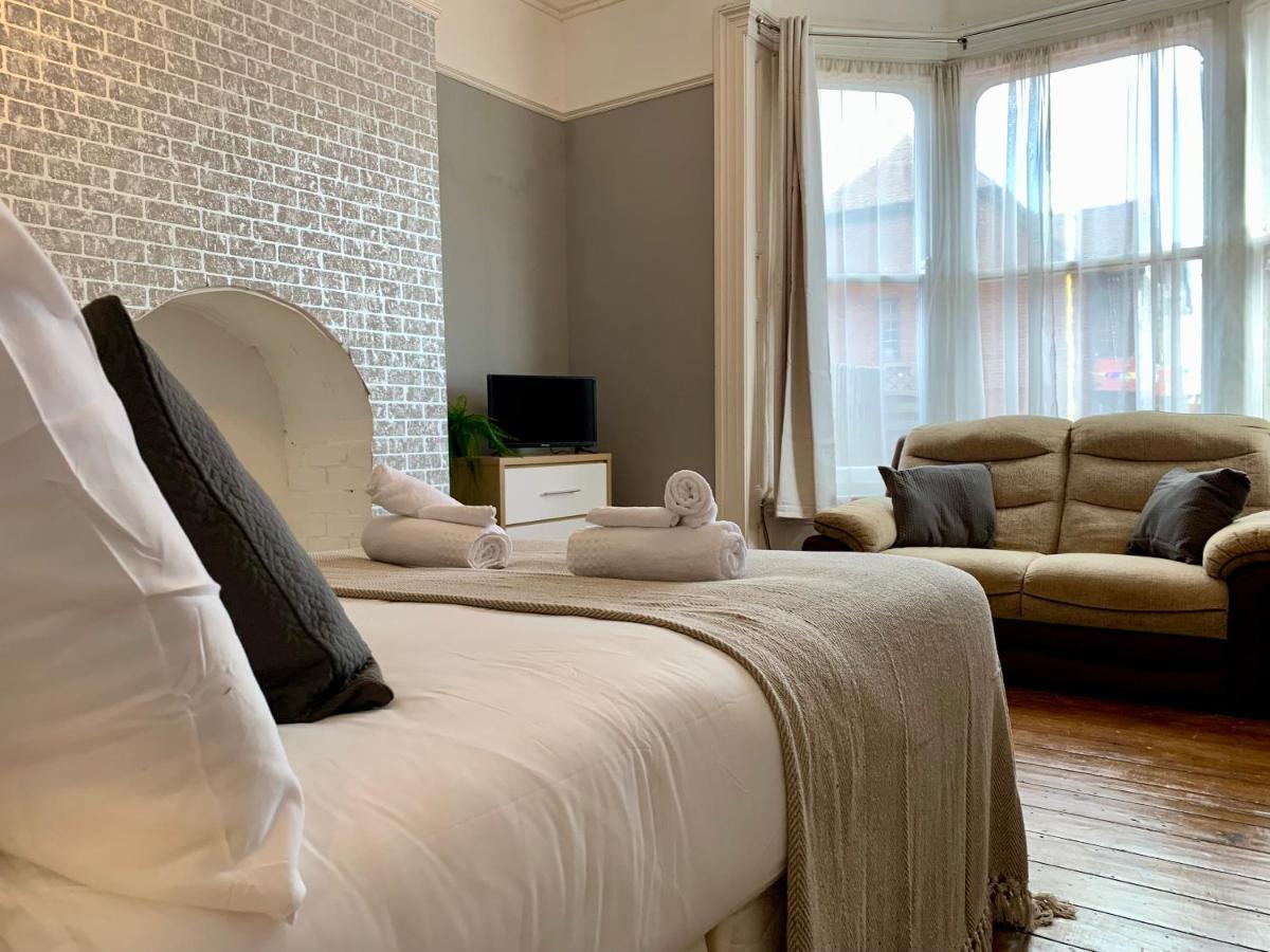Somerford Place - 6 Beds - Sleeps 12 - Parks 2-3 Cars/Vans Willenhall 外观 照片